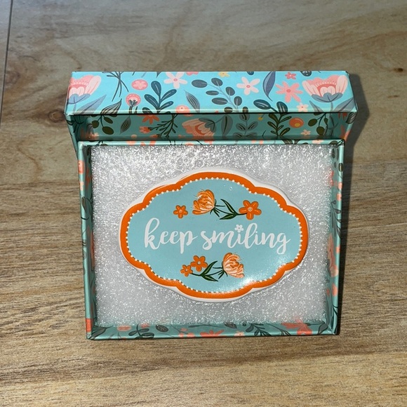 Keep Smiling glass decor - Picture 1 of 3